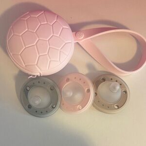 Ninni co Pacifier Holder with 3 Pacifiers